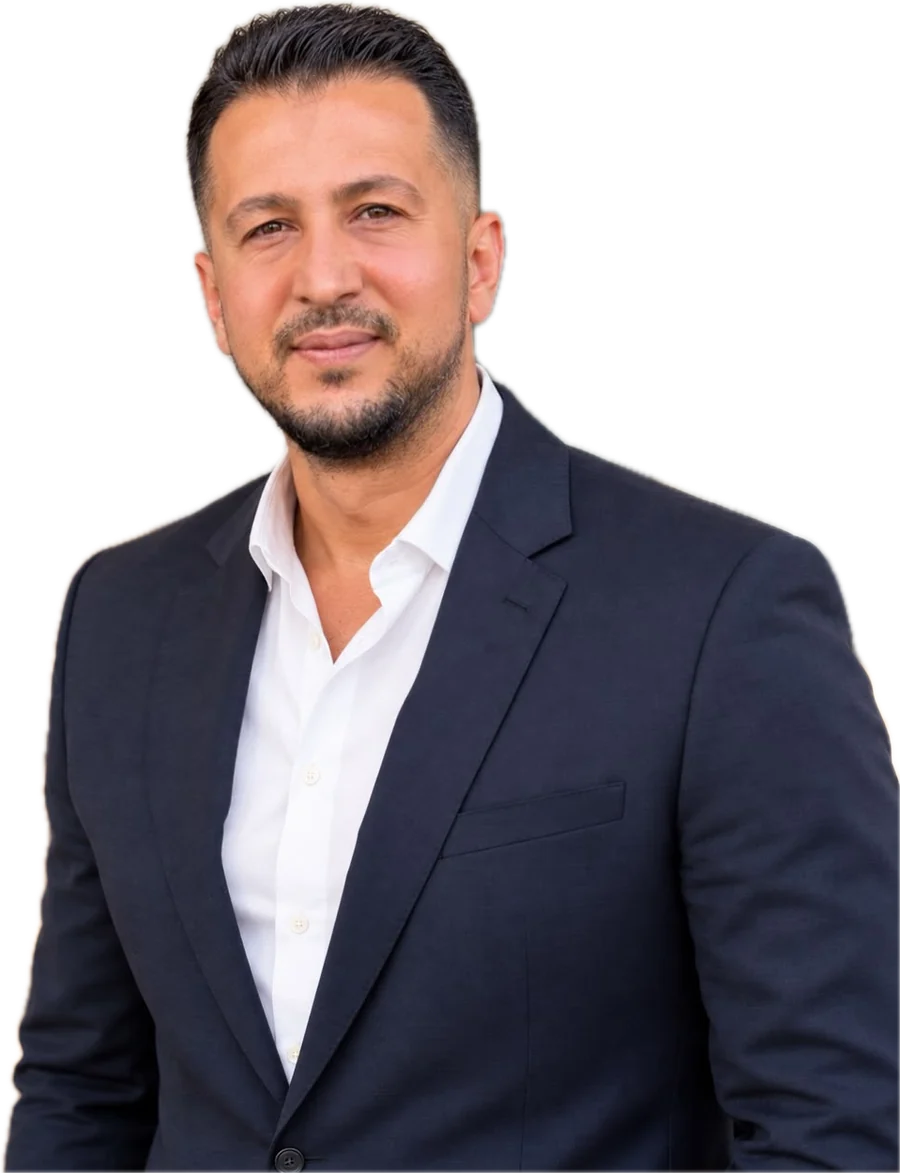 Emrah Nas, Immobilienmakler bei ERA Immobilien Nas in Merzig, im dunklen Sakko