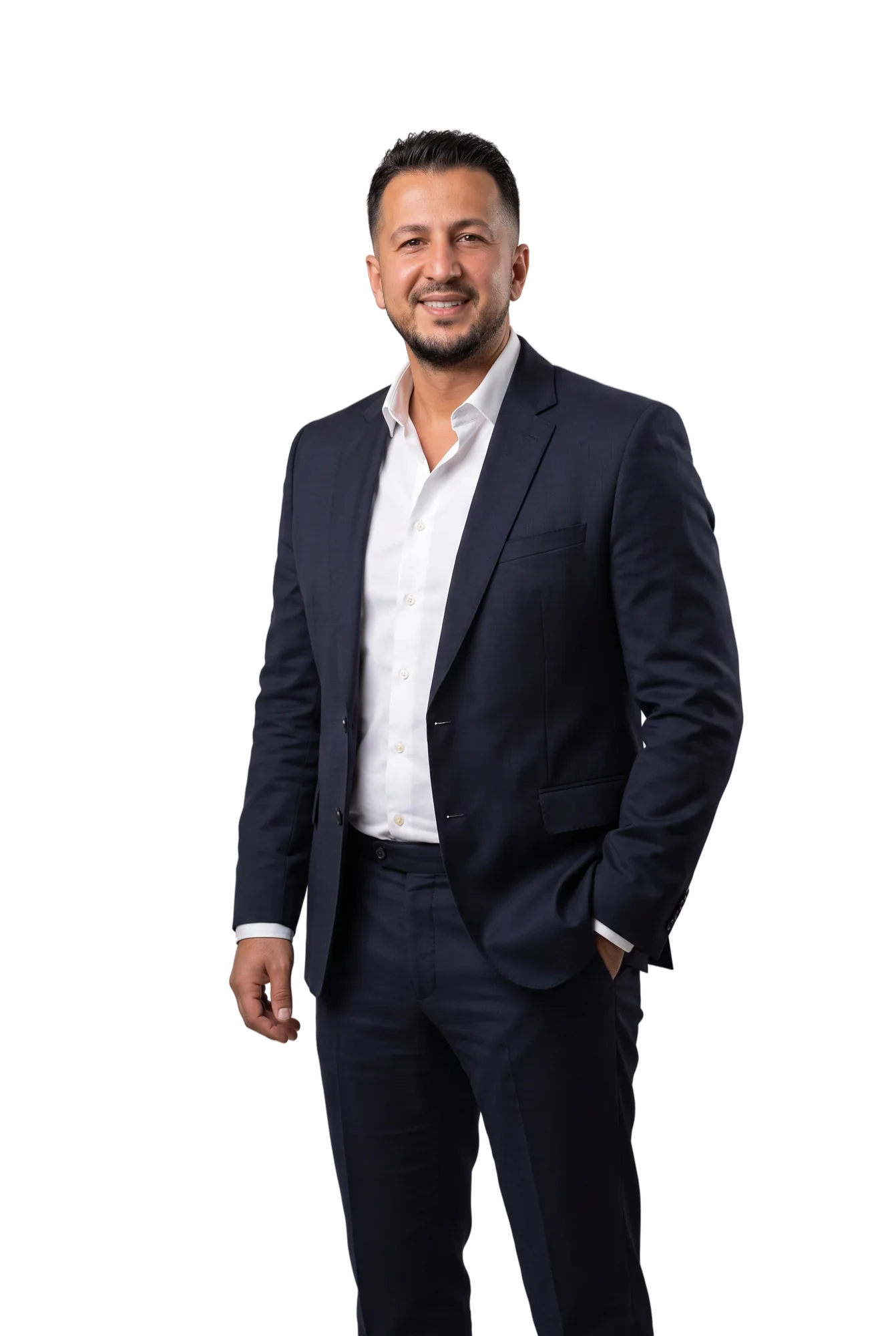 Emrah Nas von ERA Immobilien Merzig im dunkelblauen Anzug, Hand in der Tasche, lächelnd