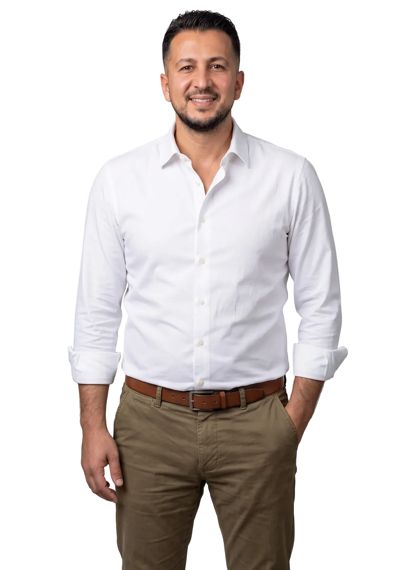 Emrah Nas, Immobilienmakler bei ERA Immobilien Merzig, im weißen Hemd mit Chino, Hand in der Tasche, lächelnd