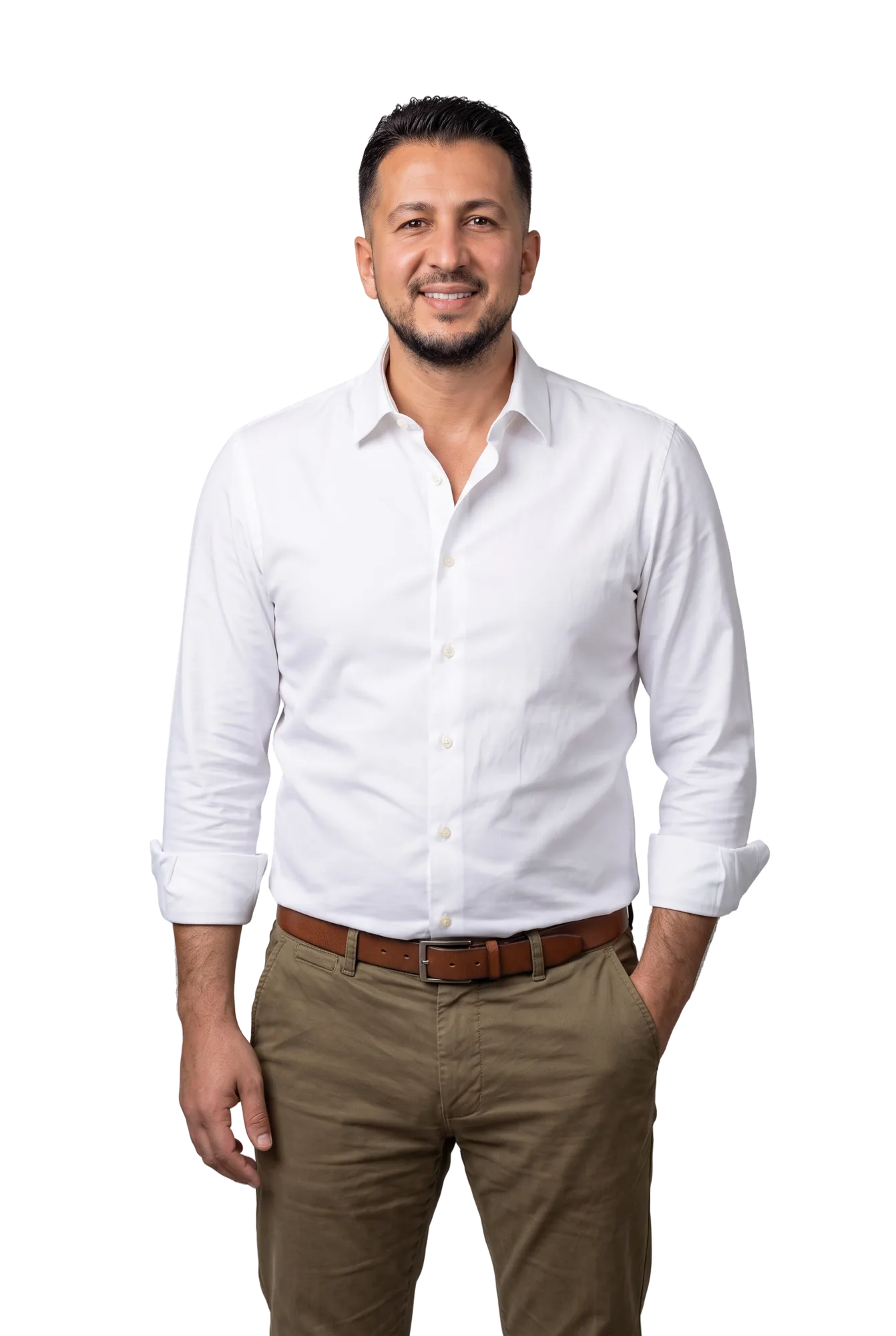 Emrah Nas von ERA Immobilien Merzig im weißen Hemd mit Chino, Hand in der Tasche, lächelnd