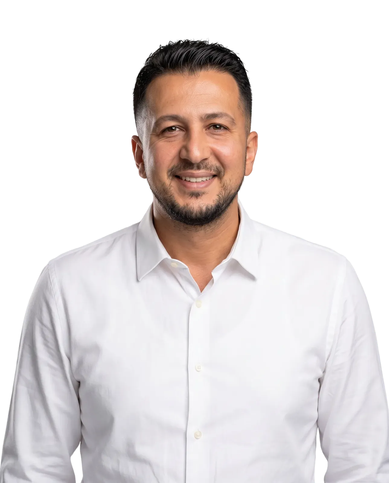 Emrah Nas von ERA Immobilien Merzig im weißen Hemd, Porträt lächelnd