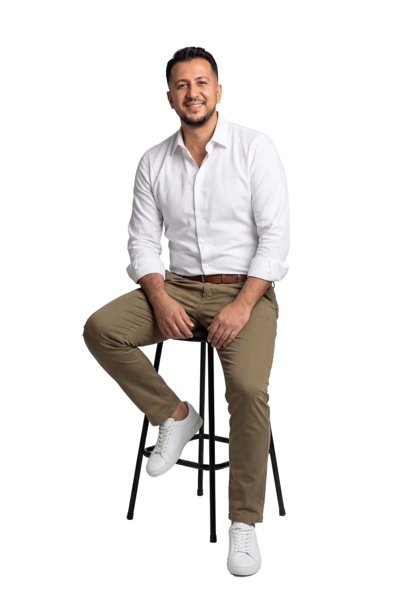 Emrah Nas, Immobilienmakler bei ERA Immobilien Merzig, im weißen Hemd auf einem Hocker sitzend